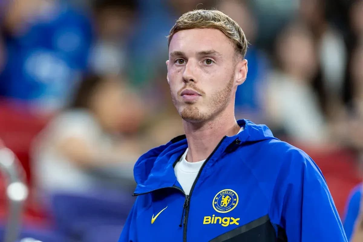Futbolchi Chelsea formasida, o'yin oldidan tayyorlanmoqda Futbolchi Chelsea formasida, o'yin oldidan tayyorlanmoqda