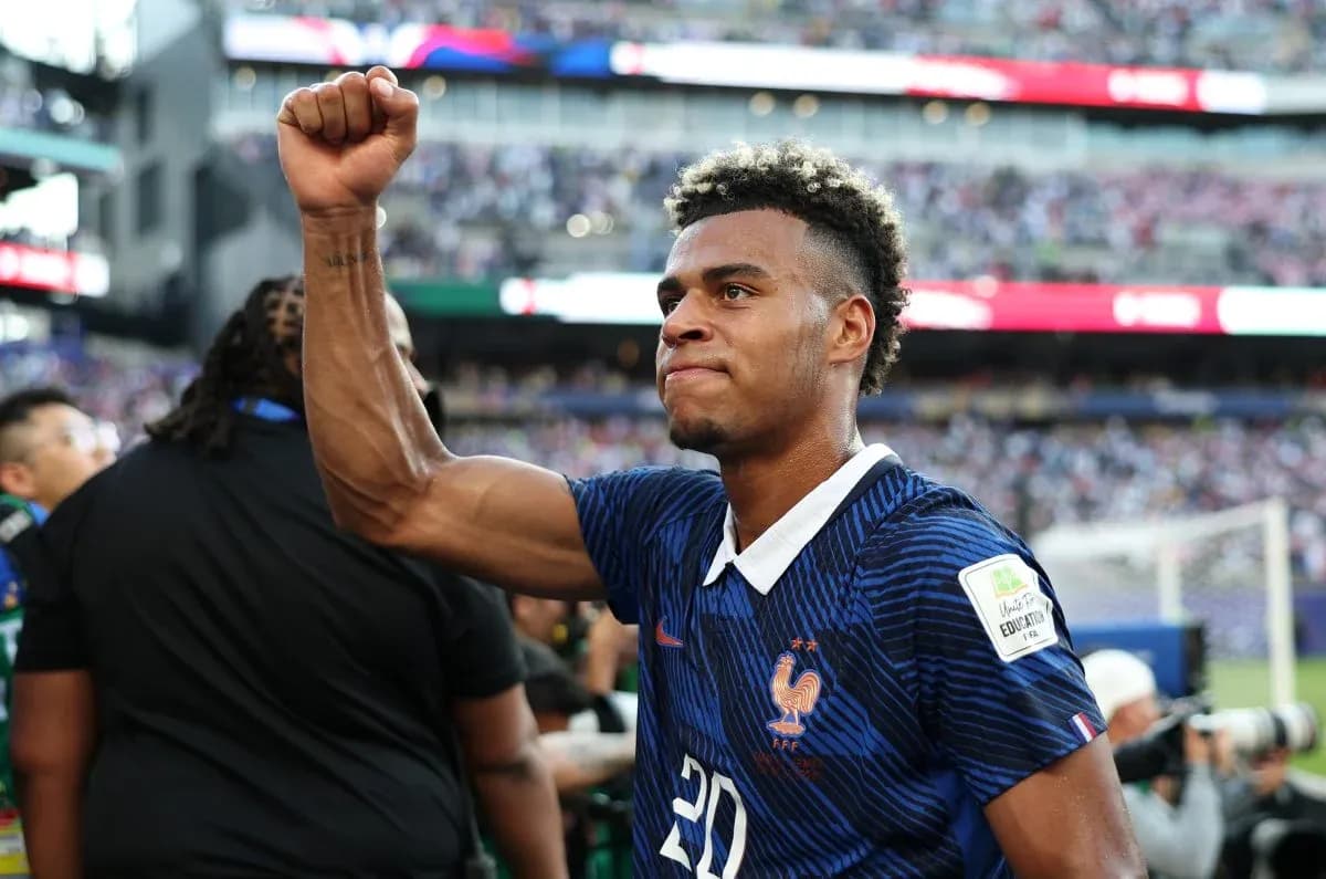 Futbolchi o'yinidan keyin qo'lini ko'tarayotgan Futbolchi o'yinidan keyin qo'lini ko'tarayotgan