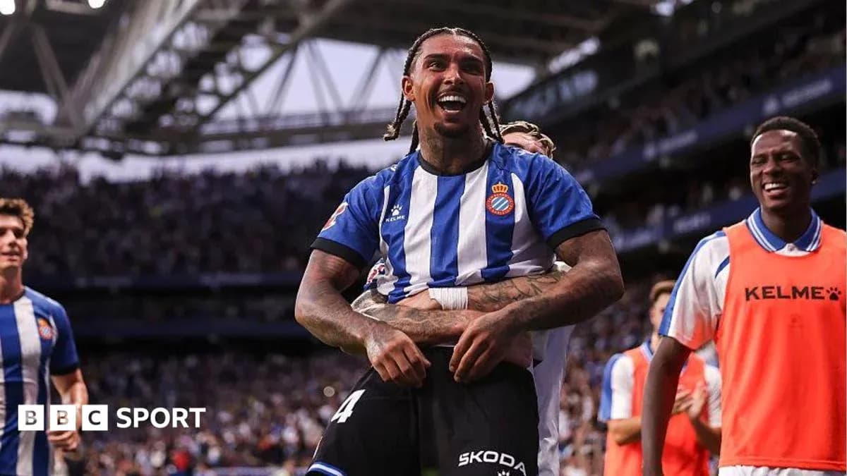 Futbolchi gol urganidan keyin jamoa do'stlari bilan bayram qilmoqda Futbolchi gol urganidan keyin jamoa do'stlari bilan bayram qilmoqda