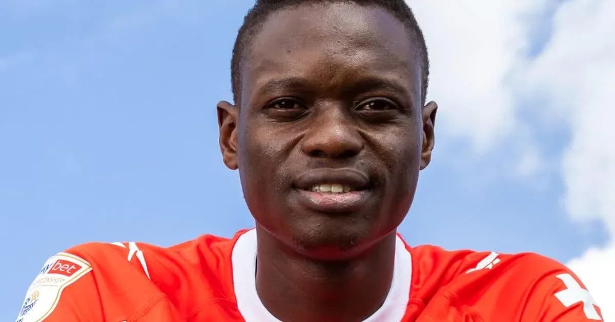 Futbolchi qizil forma kiygan, kulgili yuz ifodasi Futbolchi qizil forma kiygan, kulgili yuz ifodasi