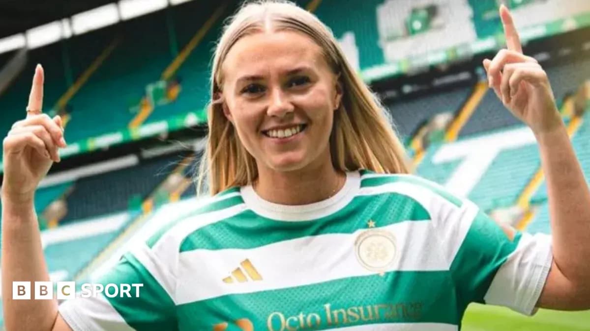Yoshlar futbolchisi Celtic formasi kiygan Yoshlar futbolchisi Celtic formasi kiygan