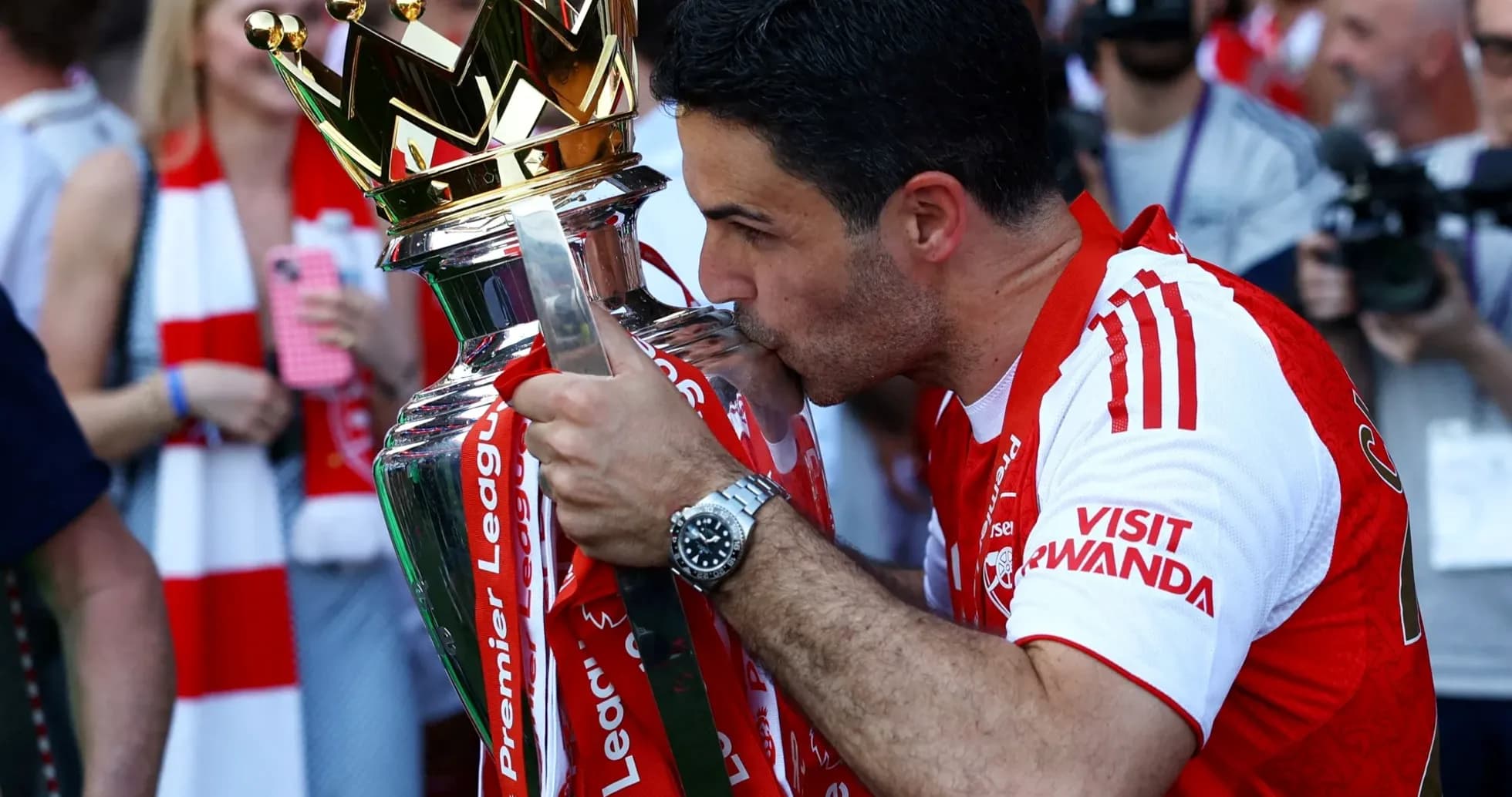 Mikel Arteta kissing Premier League trophy celebration Mikel Arteta kissing Premier League trophy celebration