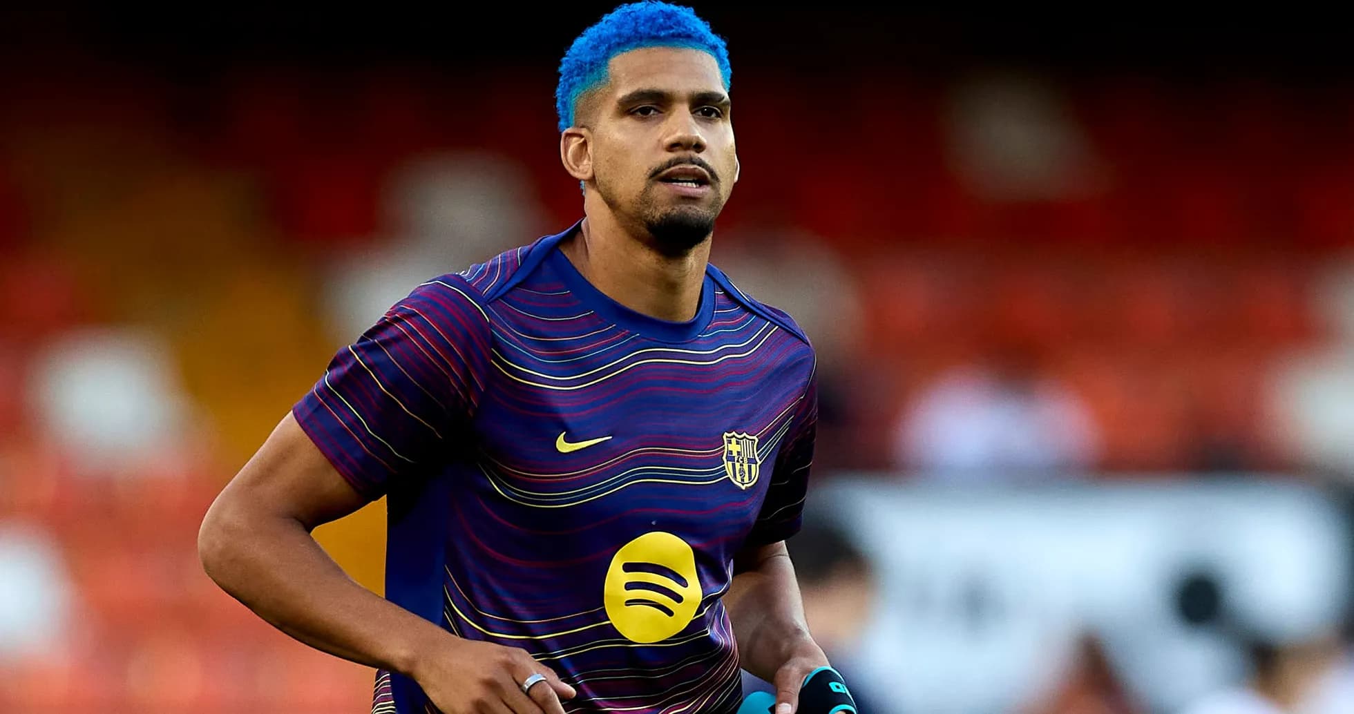 Futbolchi jamoa formasi bilan mashg'ulotda Futbolchi jamoa formasi bilan mashg'ulotda