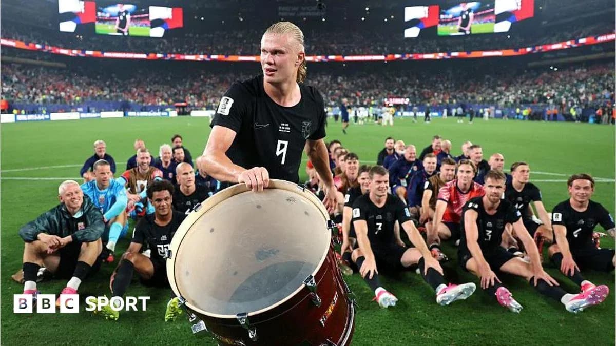 Futbolchilar g'alabadan so'ng maydonda o'tirgan Futbolchilar g'alabadan so'ng maydonda o'tirgan