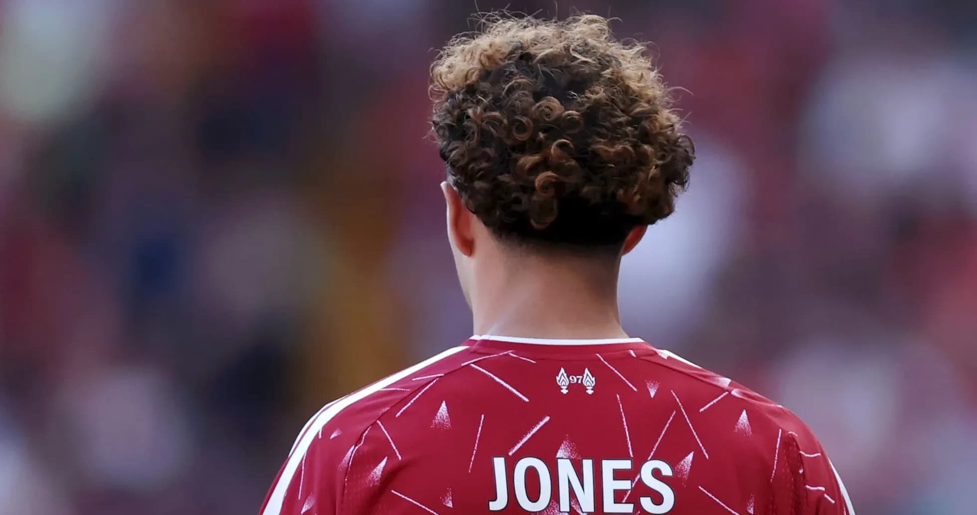 Futbolchining orqa tomoni, JONES nomi ko'rinadi Futbolchining orqa tomoni, JONES nomi ko'rinadi