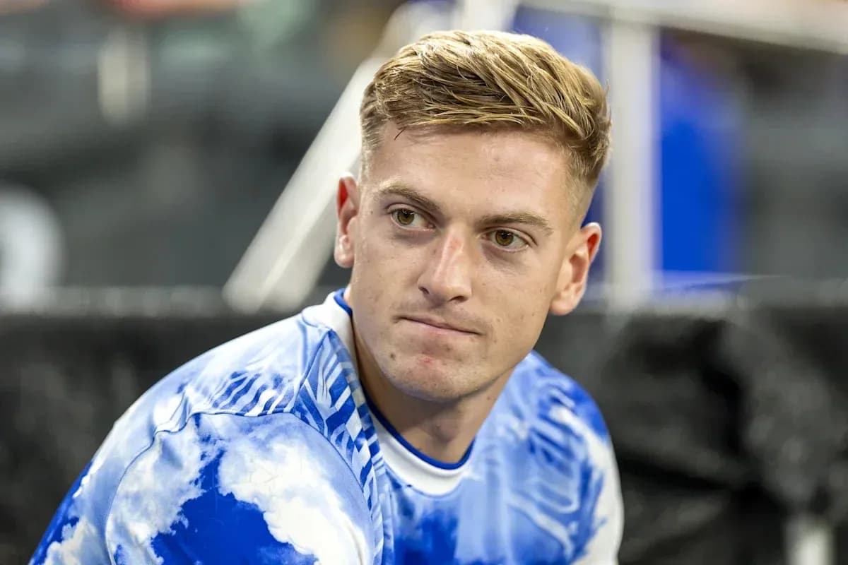 Futbolchi o'yin davomida benchada o'tiribdi Futbolchi o'yin davomida benchada o'tiribdi