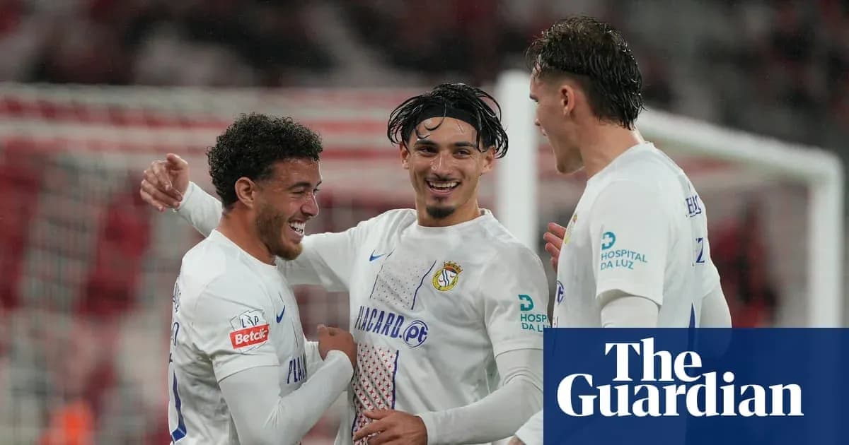 Futbolchilar bir-birini tabriklamoqda o'yin davomida Futbolchilar bir-birini tabriklamoqda o'yin davomida
