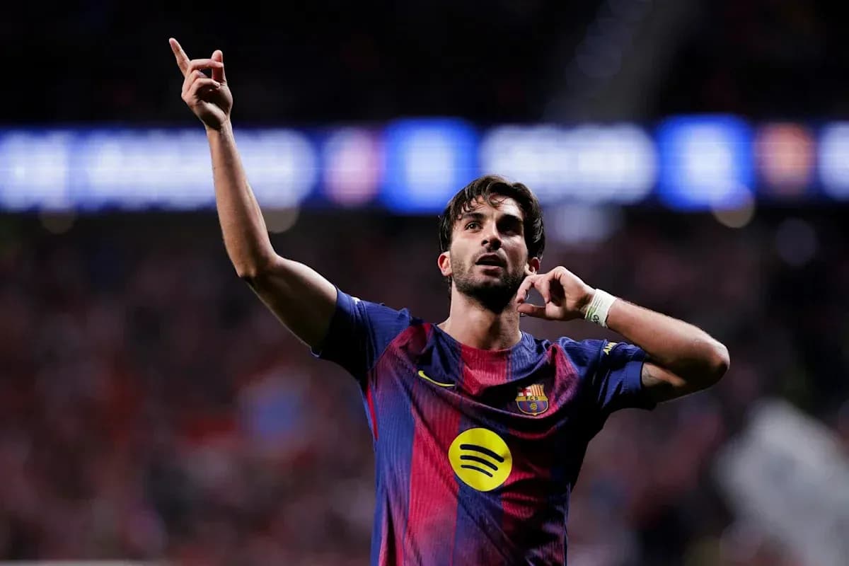 Futbolchi gol urganidan keyin qo'lini ko'taradi Futbolchi gol urganidan keyin qo'lini ko'taradi