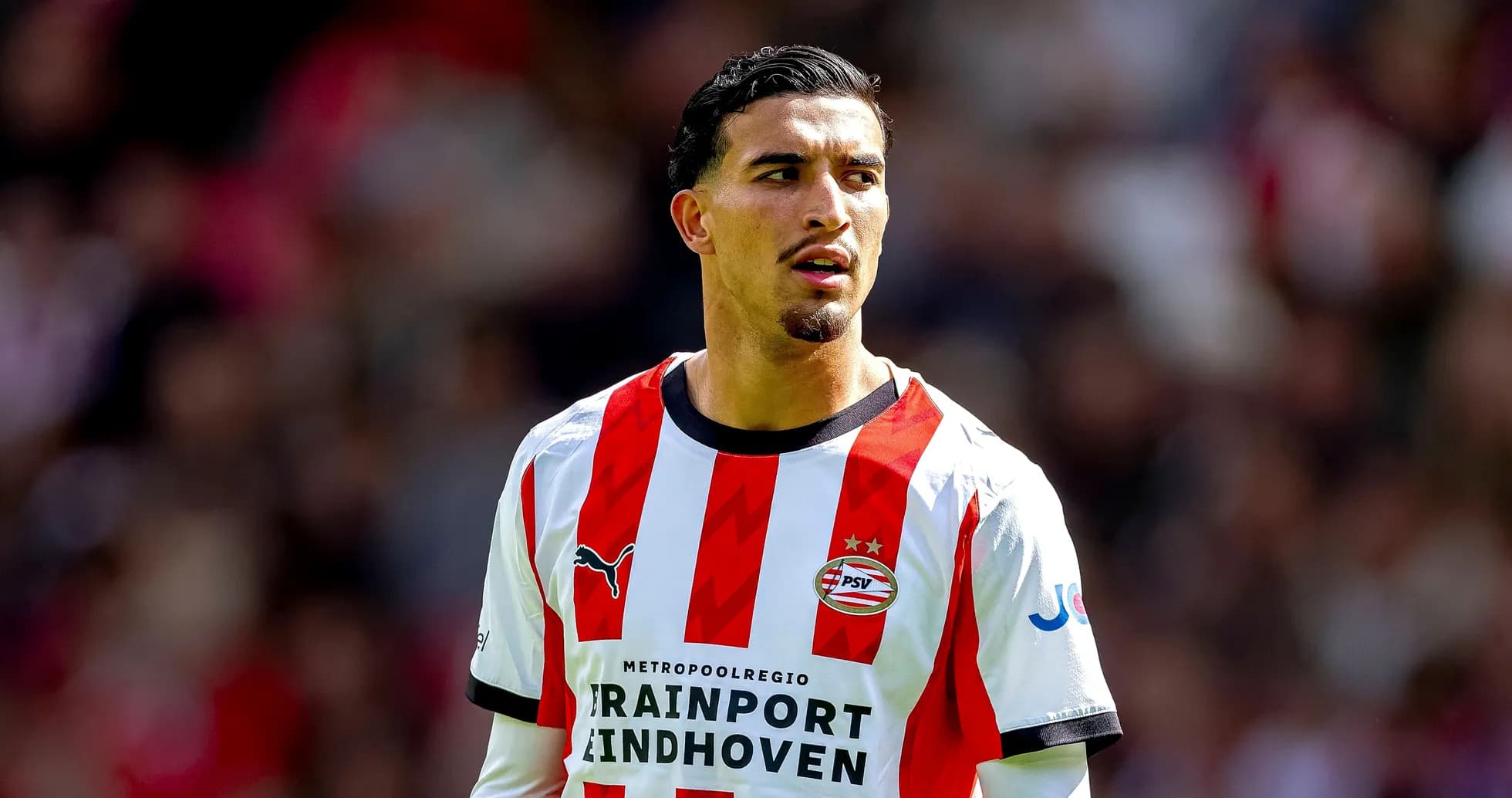 Futbolchi PSV formasi bilan maydonda turibdi Futbolchi PSV formasi bilan maydonda turibdi