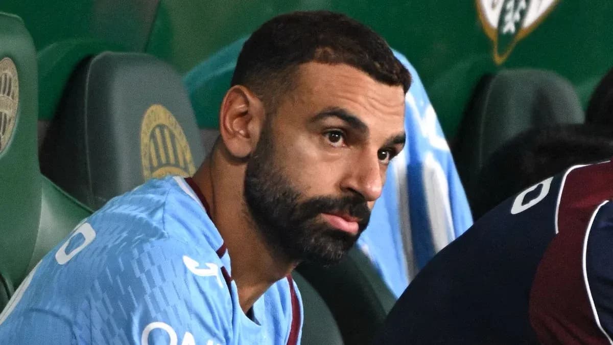 Futbolchi o'yin benchasida o'tiribdi Futbolchi o'yin benchasida o'tiribdi