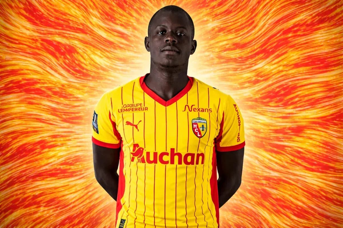 Futbolchi o'z jamoasi formasida, fon qizil rangda Futbolchi o'z jamoasi formasida, fon qizil rangda