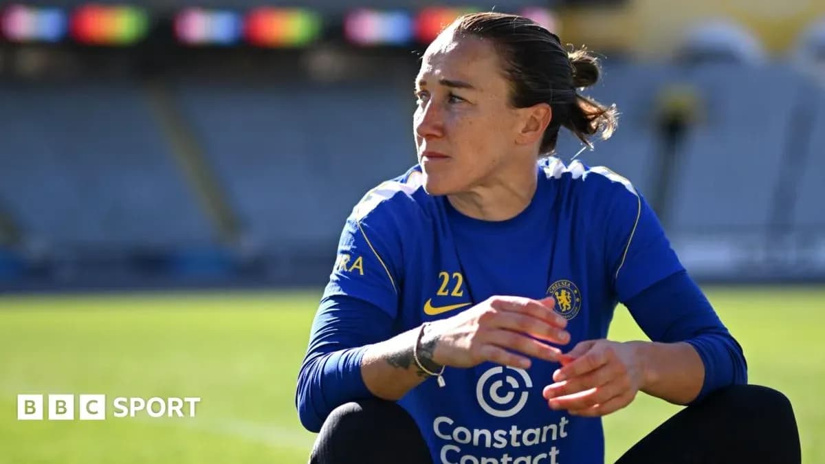Futbolchi Chelsea formasida maydonda o'tiribdi Futbolchi Chelsea formasida maydonda o'tiribdi