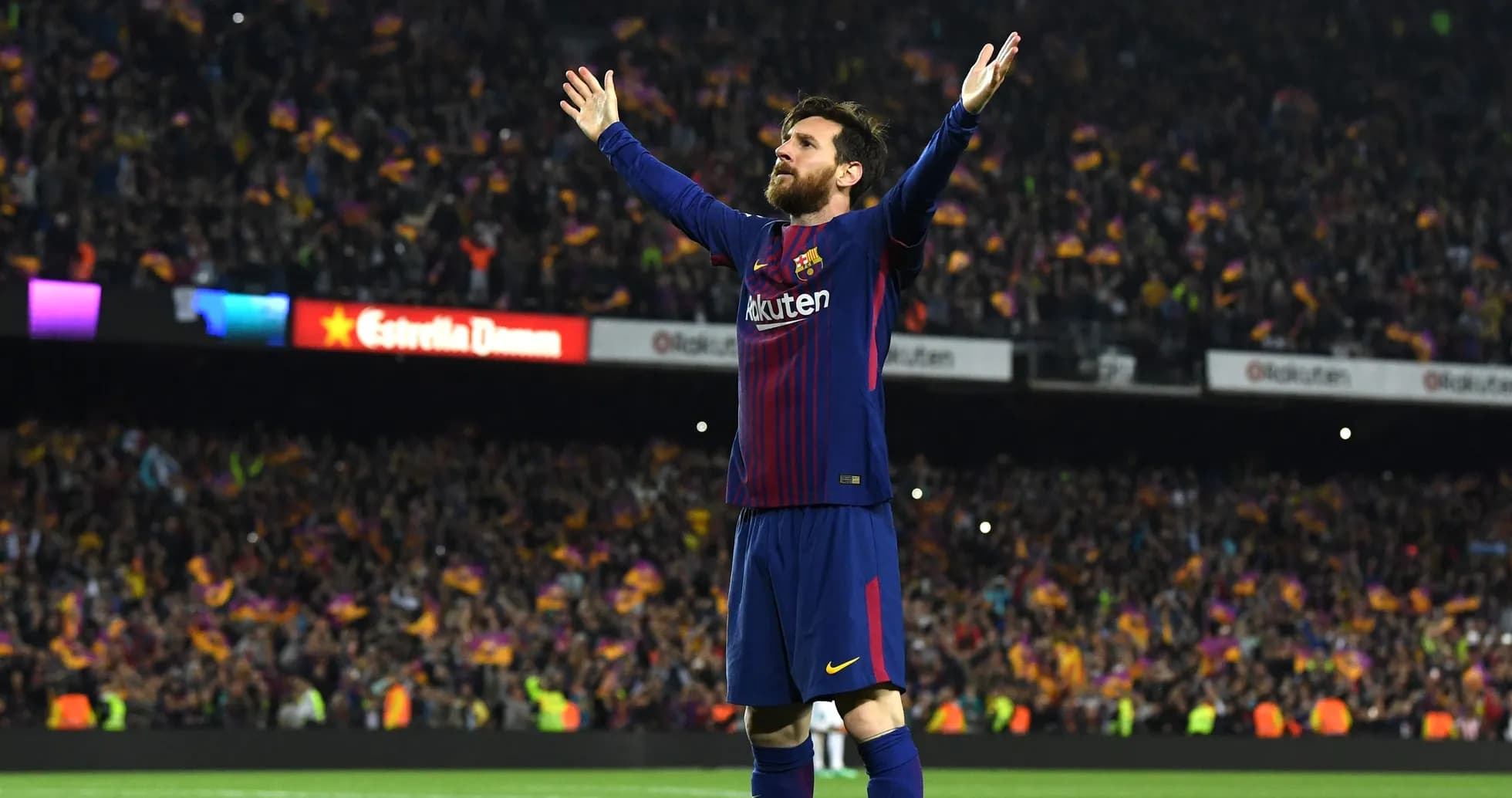 Futbolchi maydonda qo'llarini ko'tarib turibdi Futbolchi maydonda qo'llarini ko'tarib turibdi