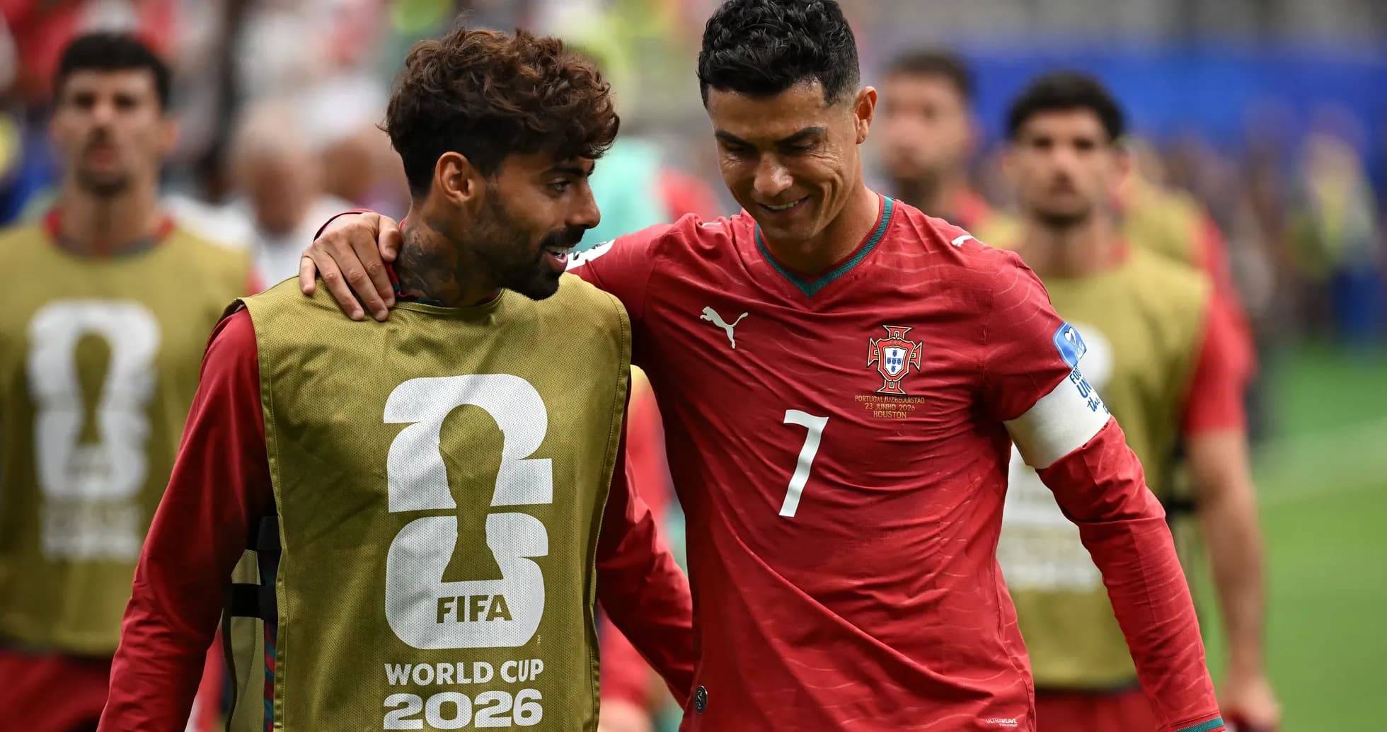 Ikkita futbolchi maydonda bir-biriga yaqinlashmoqda Ikkita futbolchi maydonda bir-biriga yaqinlashmoqda