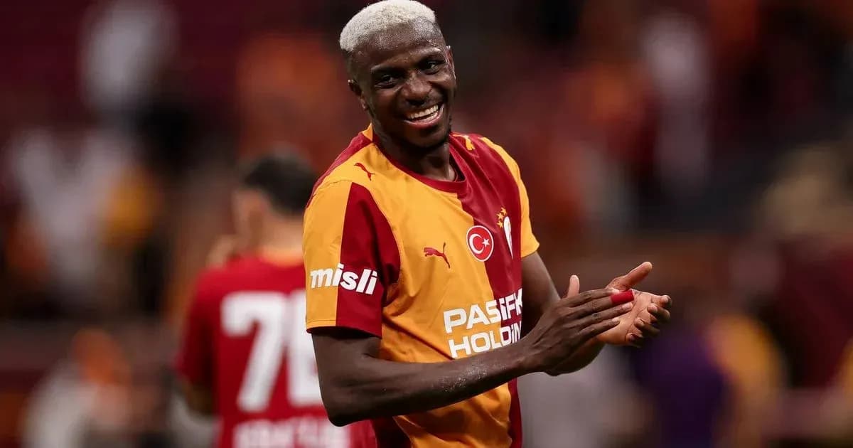 Futbolchi maydonda qo'lini chalqanayotgan ko'rinadi Futbolchi maydonda qo'lini chalqanayotgan ko'rinadi