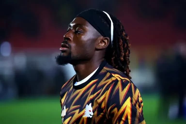 Futbolchi maydonda tayyorgarlik ko'rmoqda Futbolchi maydonda tayyorgarlik ko'rmoqda
