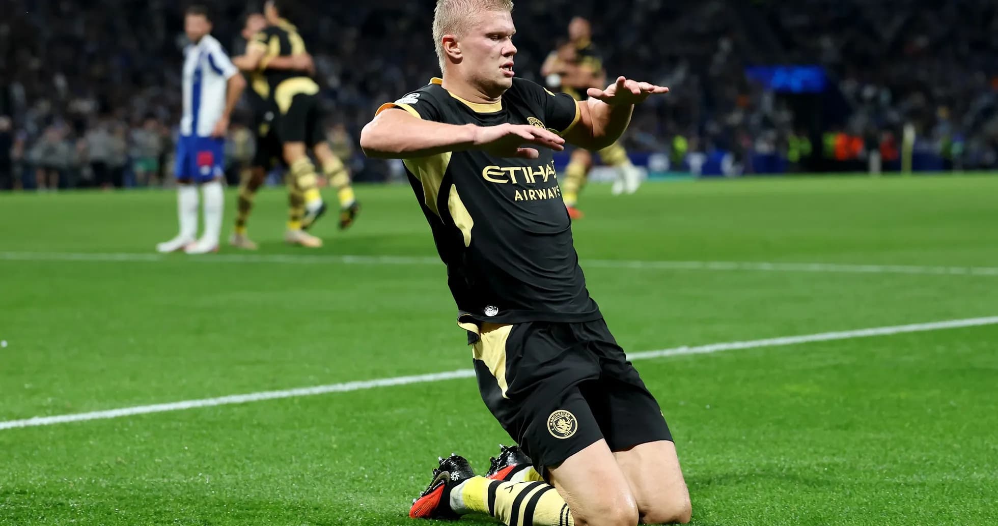 Futbolchi gol urishidan keyin kneeling holatda Futbolchi gol urishidan keyin kneeling holatda