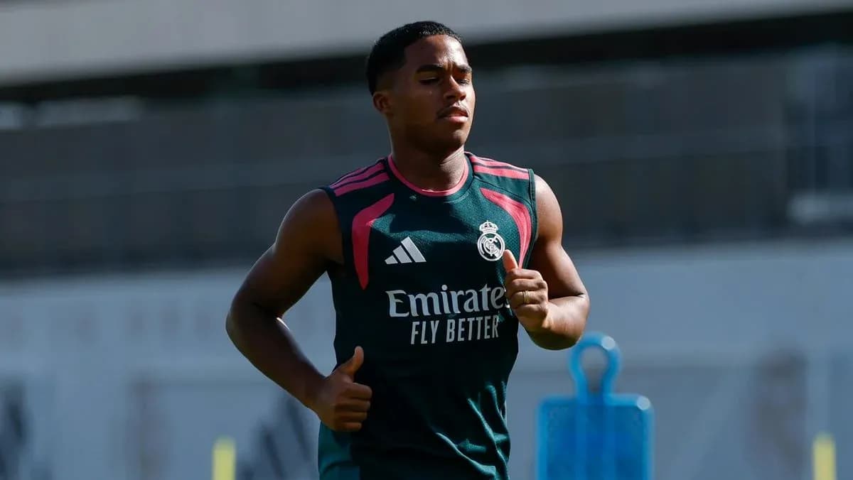 Futbolchi Real Madridda trening vaqtida yugurmoqda Futbolchi Real Madridda trening vaqtida yugurmoqda