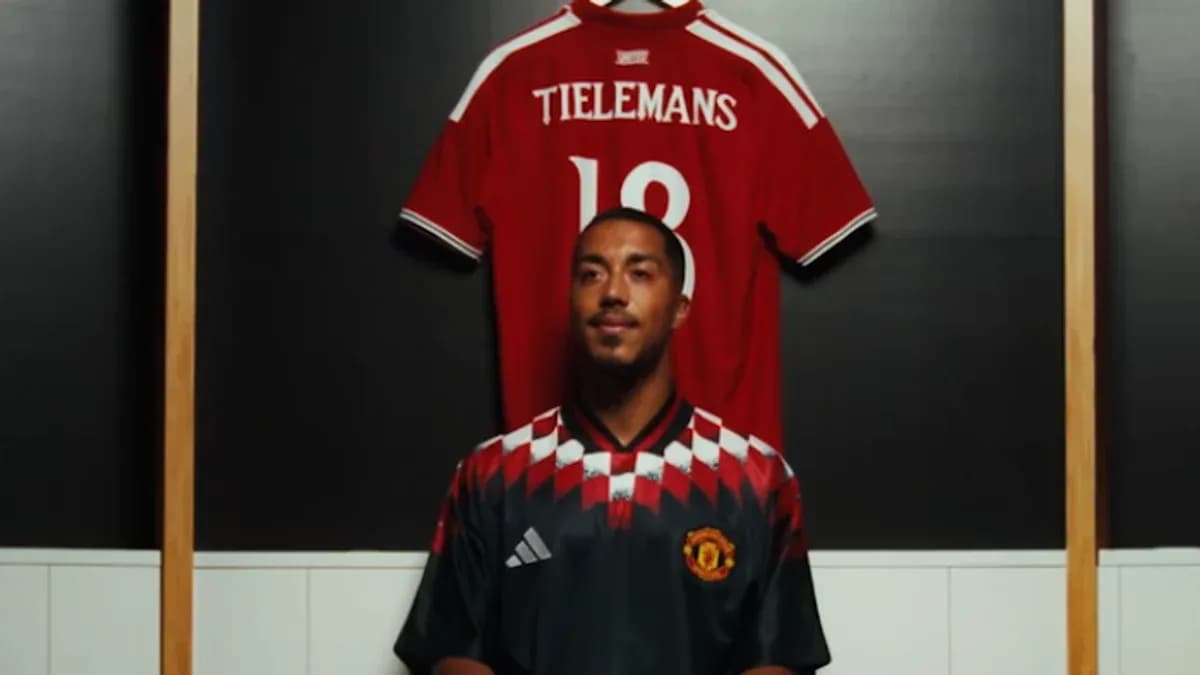 Futbolchi Tieleman jamoa formasida turibdi Futbolchi Tieleman jamoa formasida turibdi