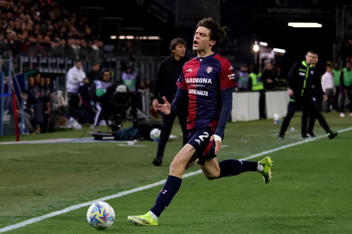Futbolchi to'pni urib, maydonda harakatda Futbolchi to'pni urib, maydonda harakatda
