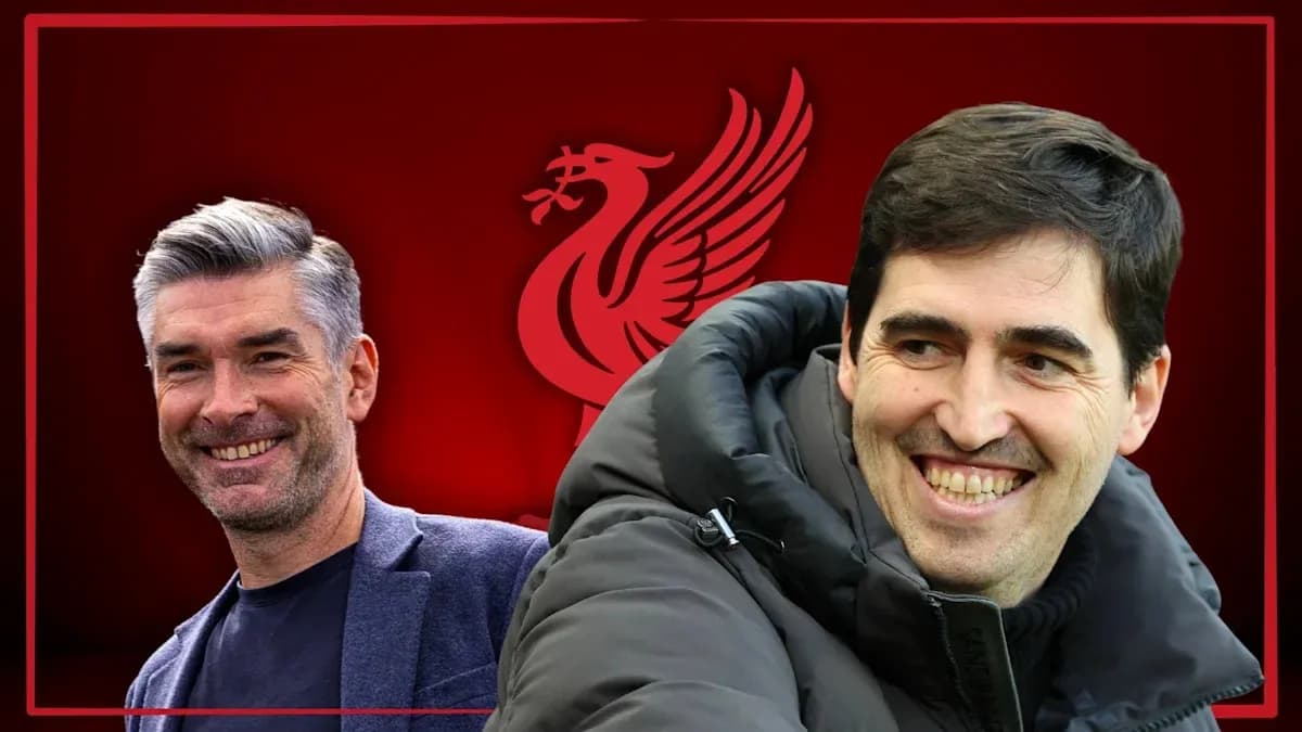 Ikkita murabbiy Liverpool logosi fonida tasvirlangan Ikkita murabbiy Liverpool logosi fonida tasvirlangan