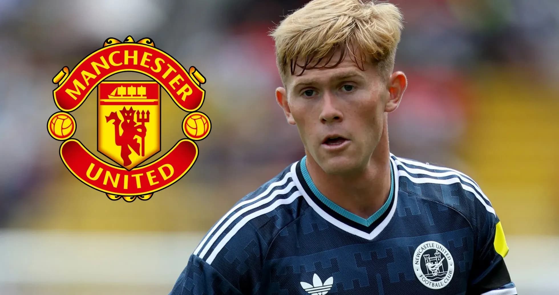 Futbolchi maydonda harakatda, Manchester United logosi bilan Futbolchi maydonda harakatda, Manchester United logosi bilan