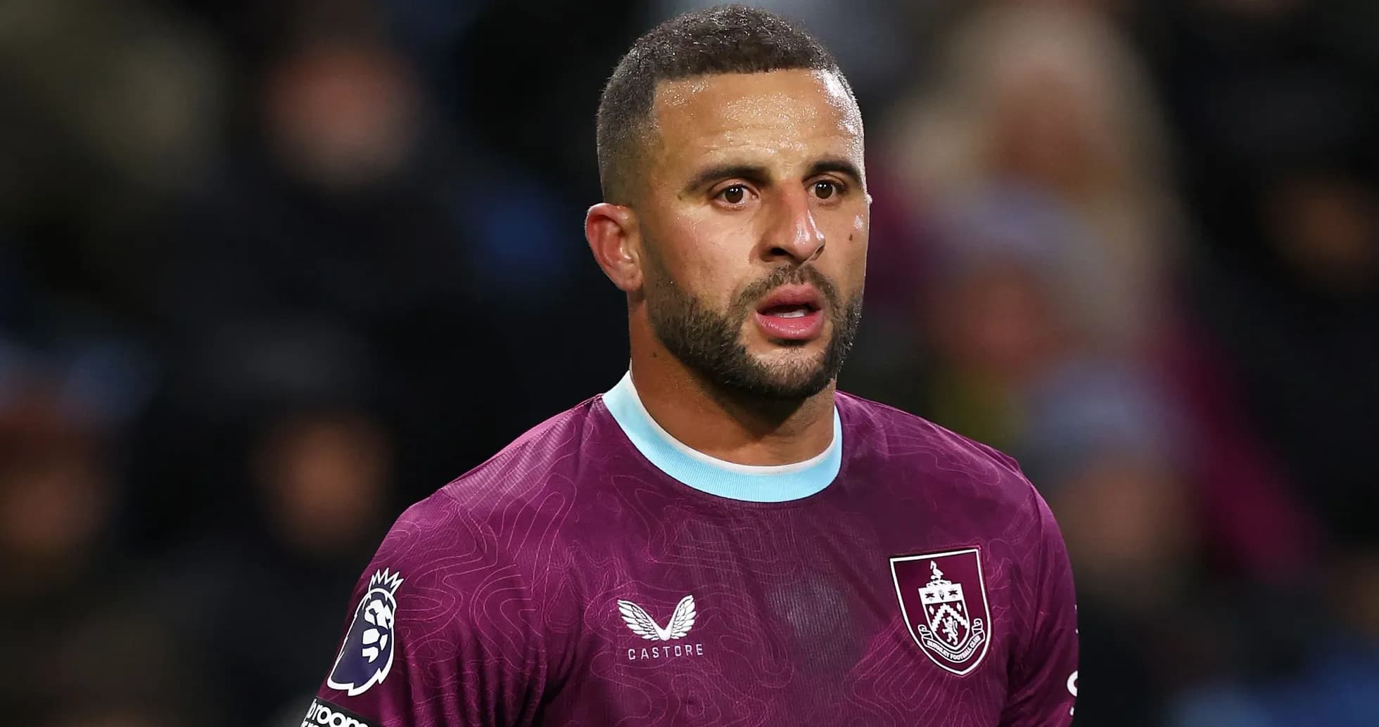 Futbolchi Burnley formasida maydonda turibdi Futbolchi Burnley formasida maydonda turibdi