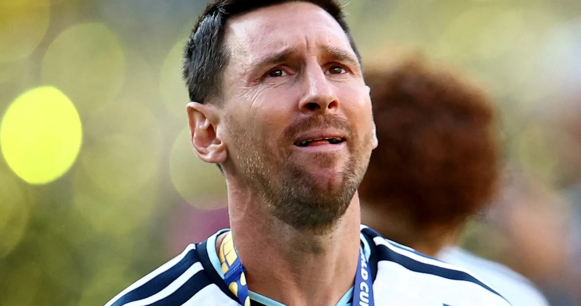 Futbolchi medal taqibida maydonda yurmoqda Futbolchi medal taqibida maydonda yurmoqda
