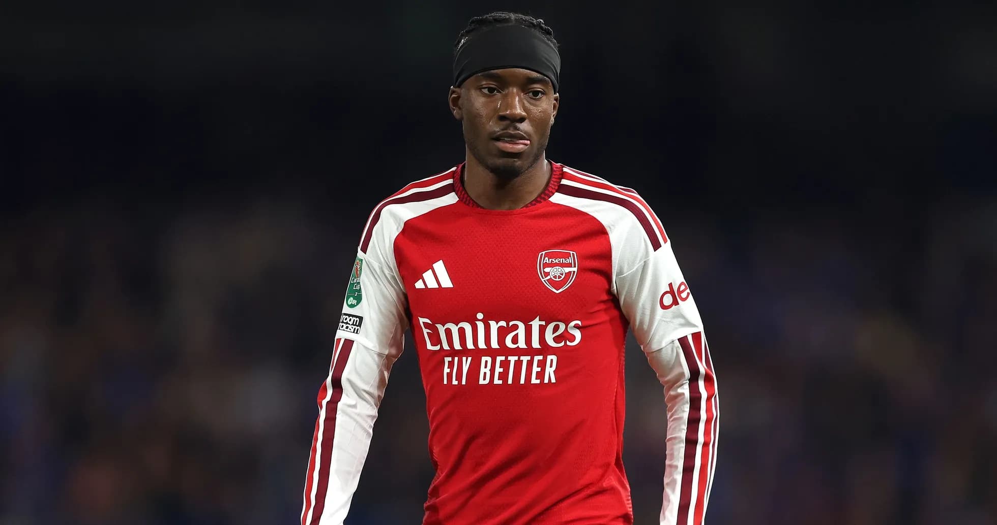 Futbolchi Arsenal formasida maydonda yuribdi Futbolchi Arsenal formasida maydonda yuribdi