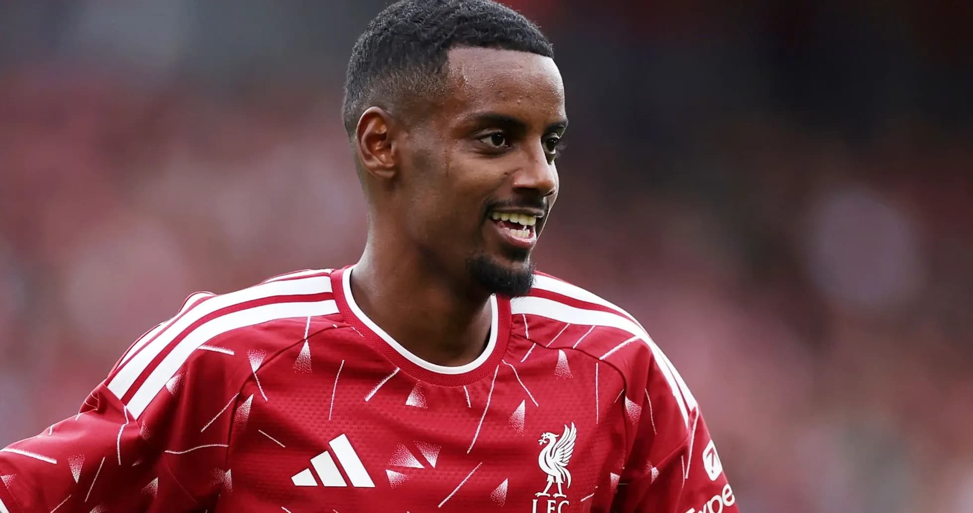Futbolchi LFC formasida maydonda kulayotgan Futbolchi LFC formasida maydonda kulayotgan