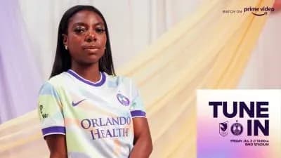 Futbolchi Orlando Health formasi bilan turibdi Futbolchi Orlando Health formasi bilan turibdi