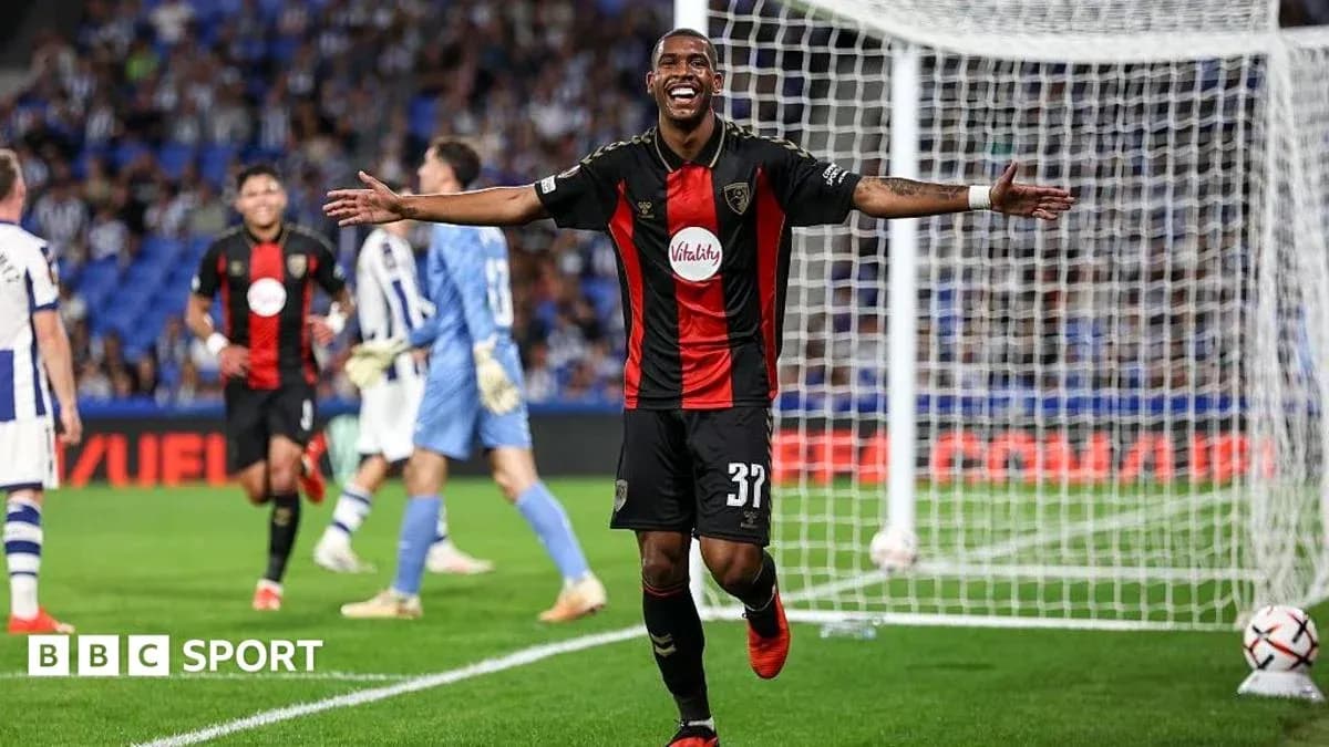 Futbolchi gol urganidan keyin quvonch bilan nishonlayapti Futbolchi gol urganidan keyin quvonch bilan nishonlayapti