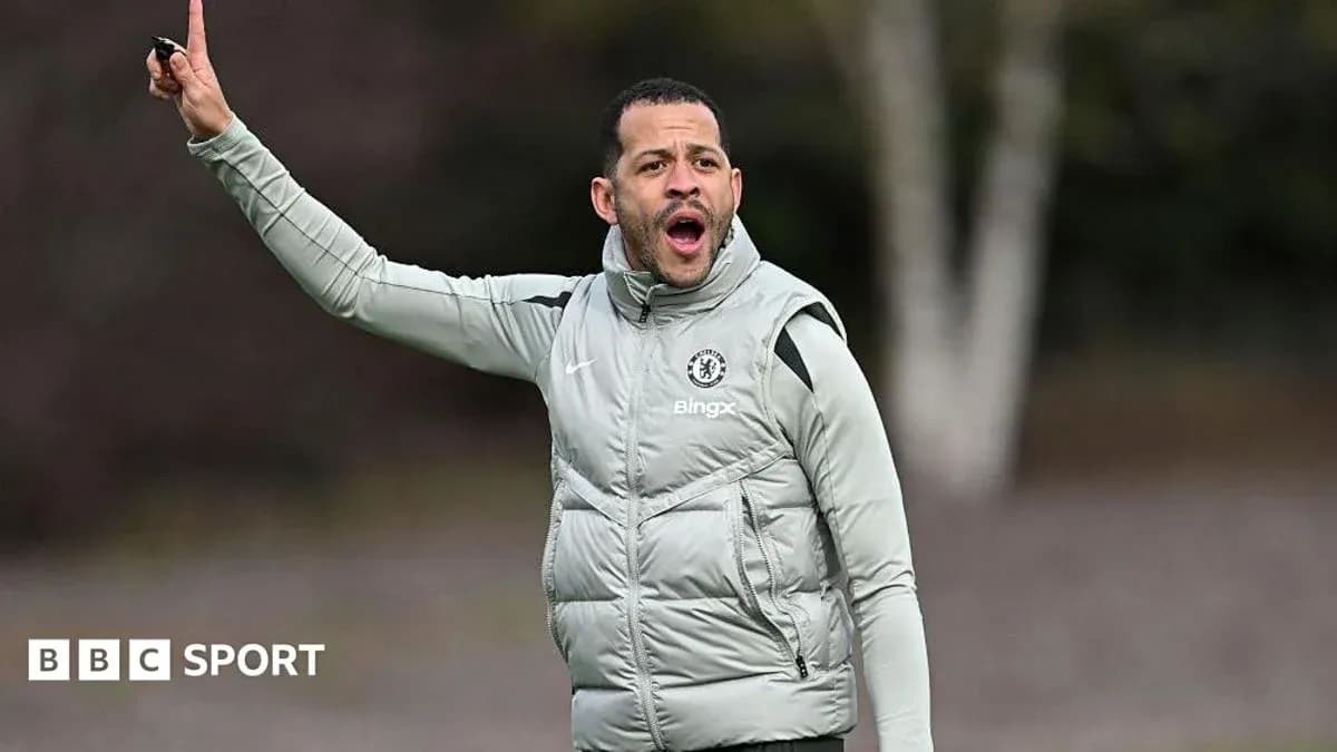 Trener Chelsea jamoasi mashg'ulotda ko'rsatma bermoqda Trener Chelsea jamoasi mashg'ulotda ko'rsatma bermoqda