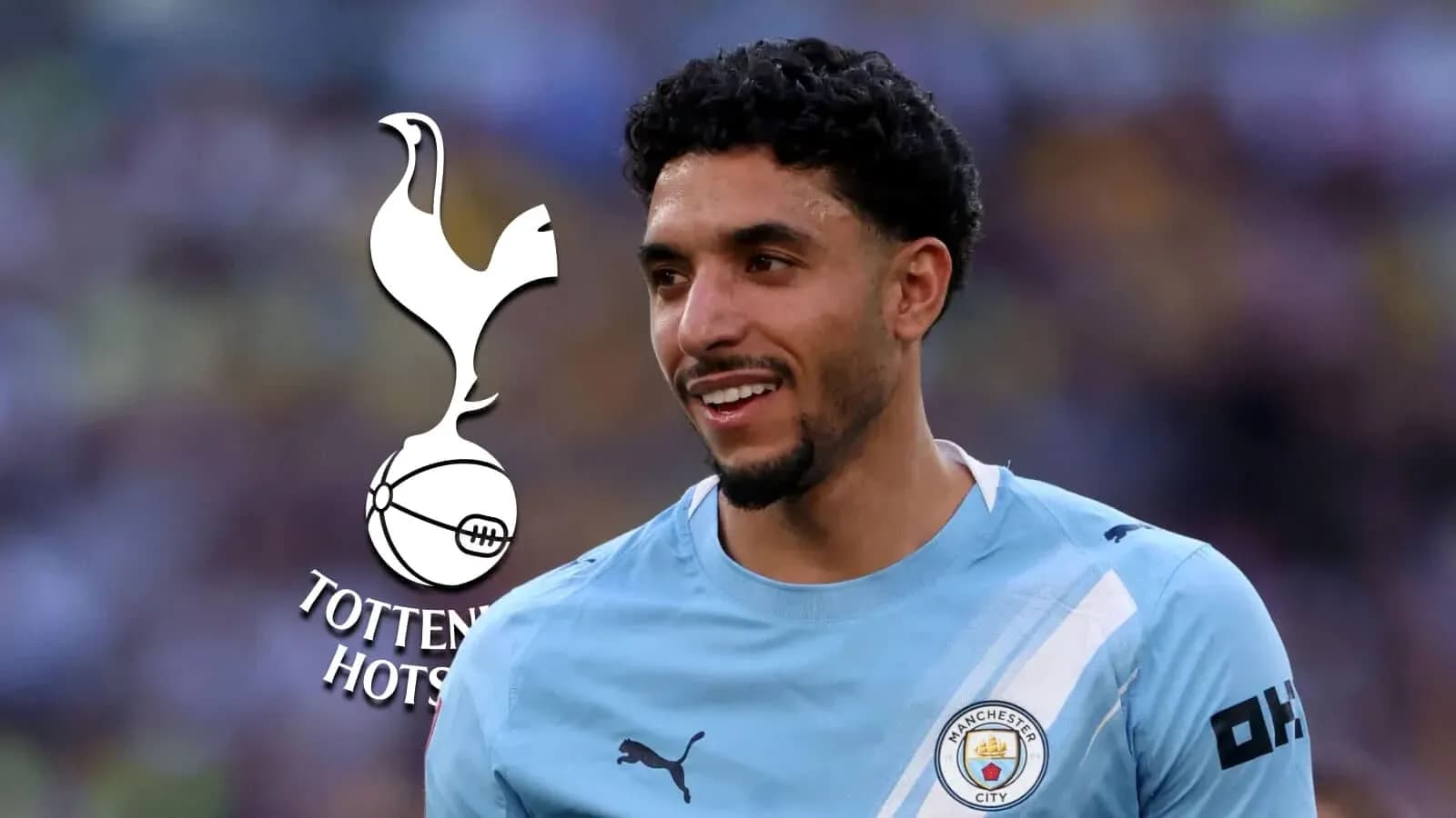 Futbolchi Manchester City formasida, Tottenham logotipi bilan Futbolchi Manchester City formasida, Tottenham logotipi bilan