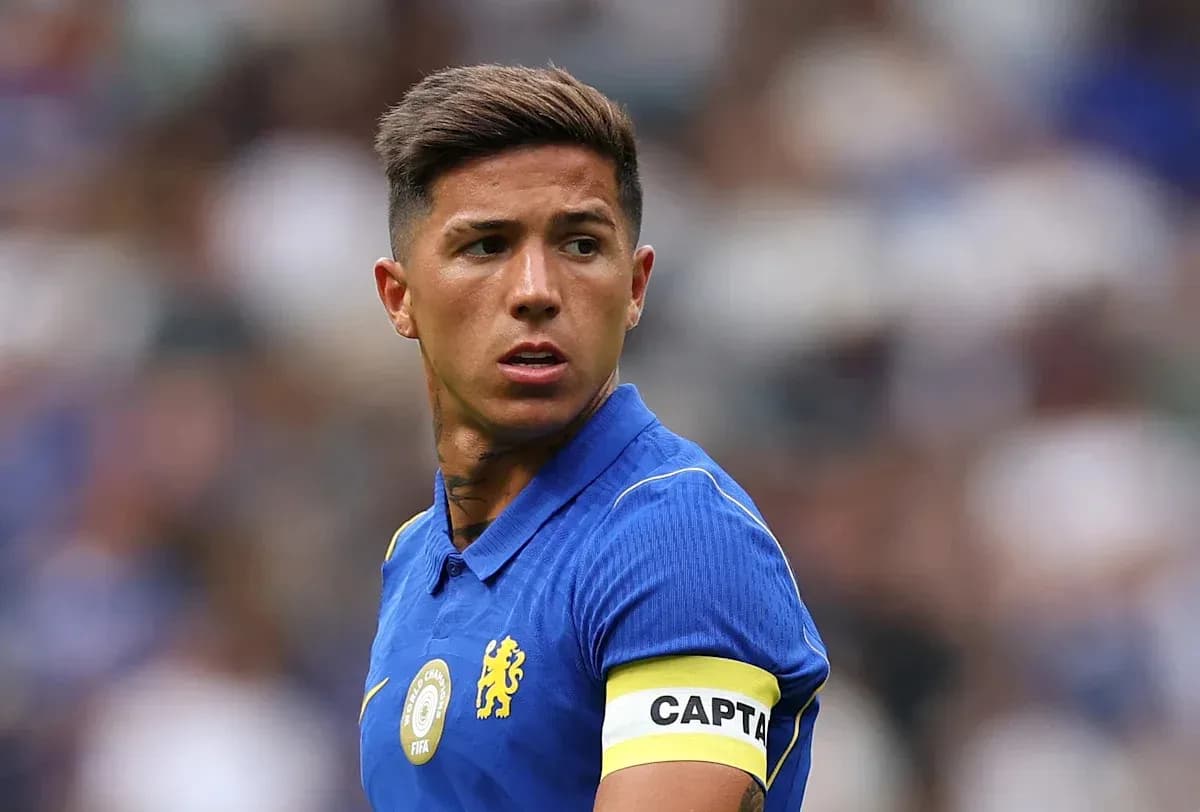 Futbolchi maydonda kapitanlik tasmasi bilan Futbolchi maydonda kapitanlik tasmasi bilan