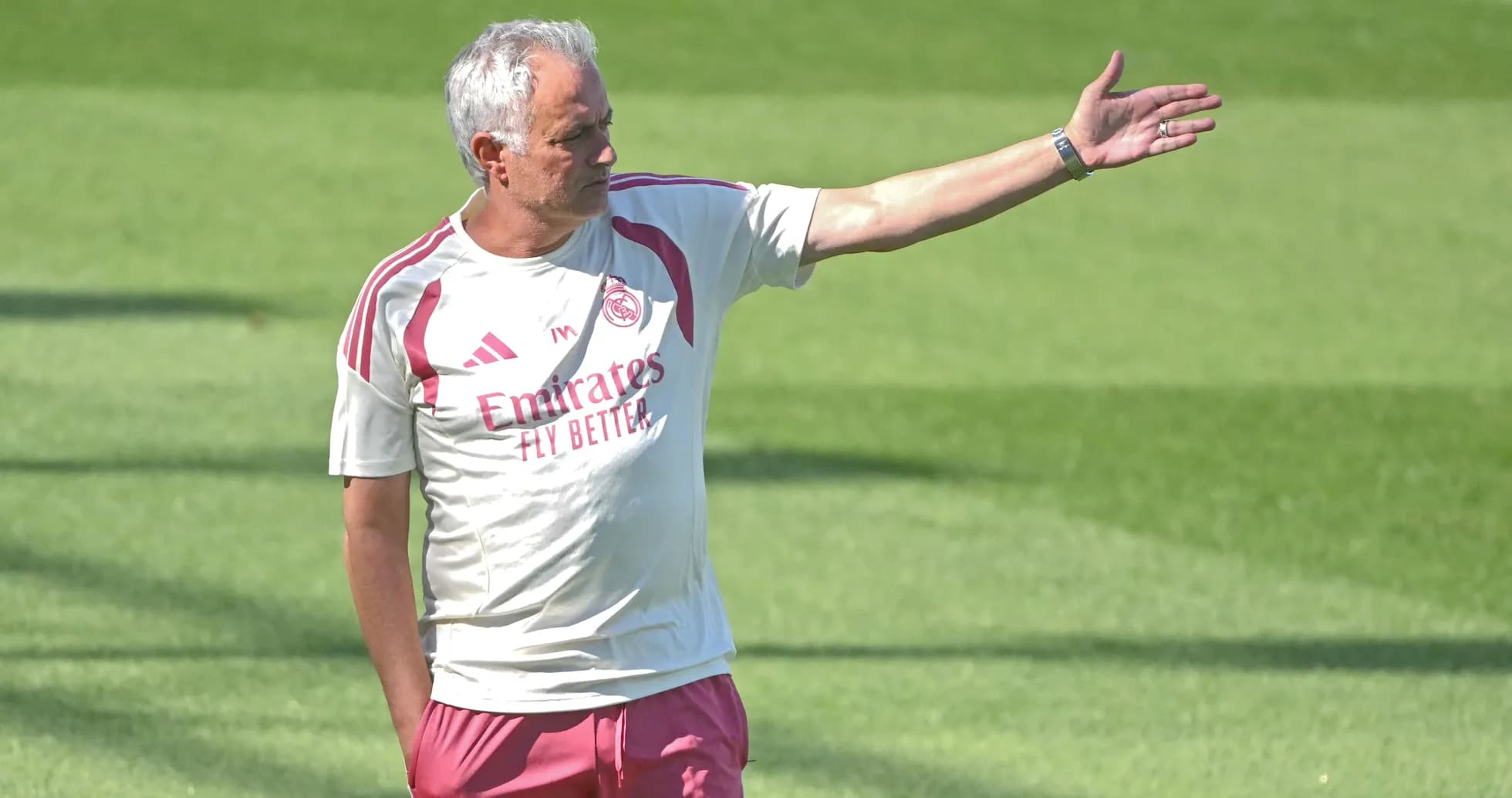 Murinho o'yin taktikalarini ko'rsatmoqda Murinho o'yin taktikalarini ko'rsatmoqda