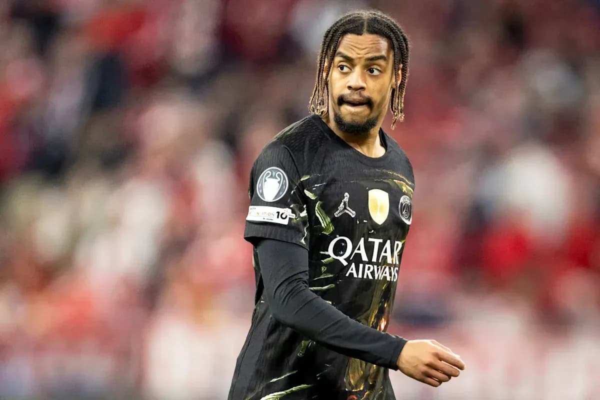 Futbolchi maydonda harakatlanmoqda, PSG formasi kiygan Futbolchi maydonda harakatlanmoqda, PSG formasi kiygan