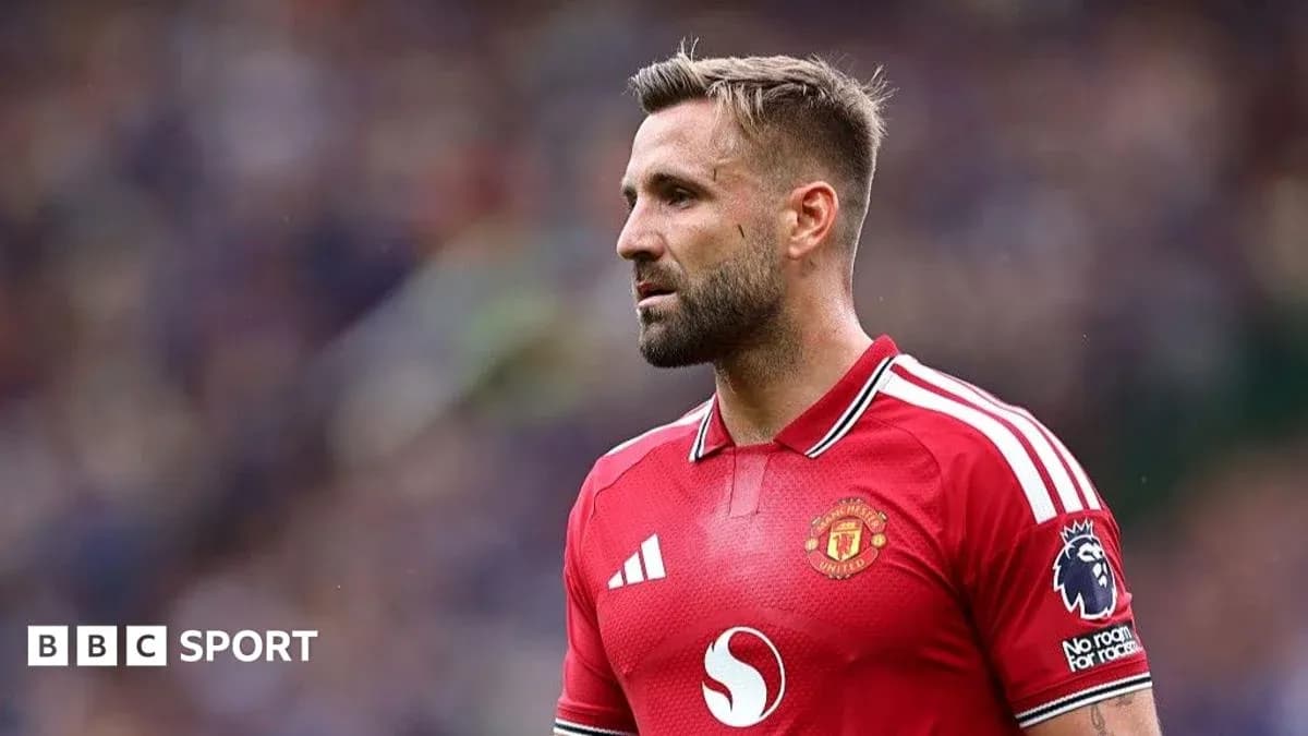 Futbolchi Manchester United formasida maydonda Futbolchi Manchester United formasida maydonda