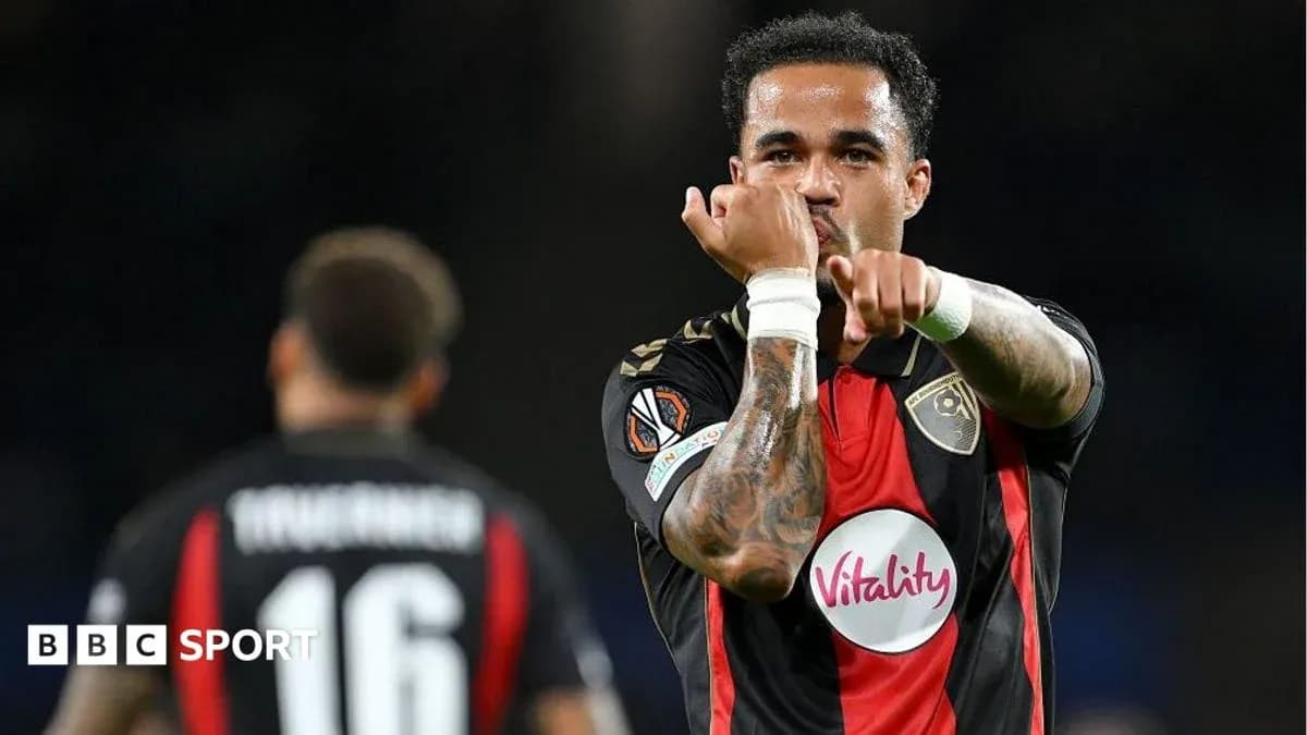 Futbolchi gol urishdan keyin nishonlayapti Futbolchi gol urishdan keyin nishonlayapti