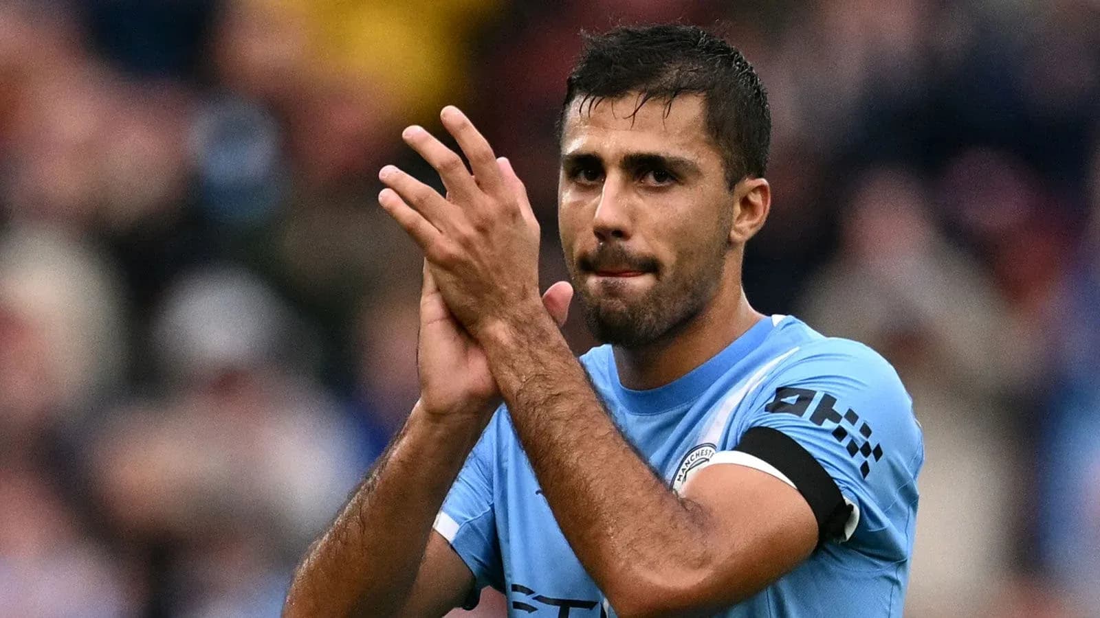 Futbolchi olqish bilan muxlislarga javob berayapti Futbolchi olqish bilan muxlislarga javob berayapti
