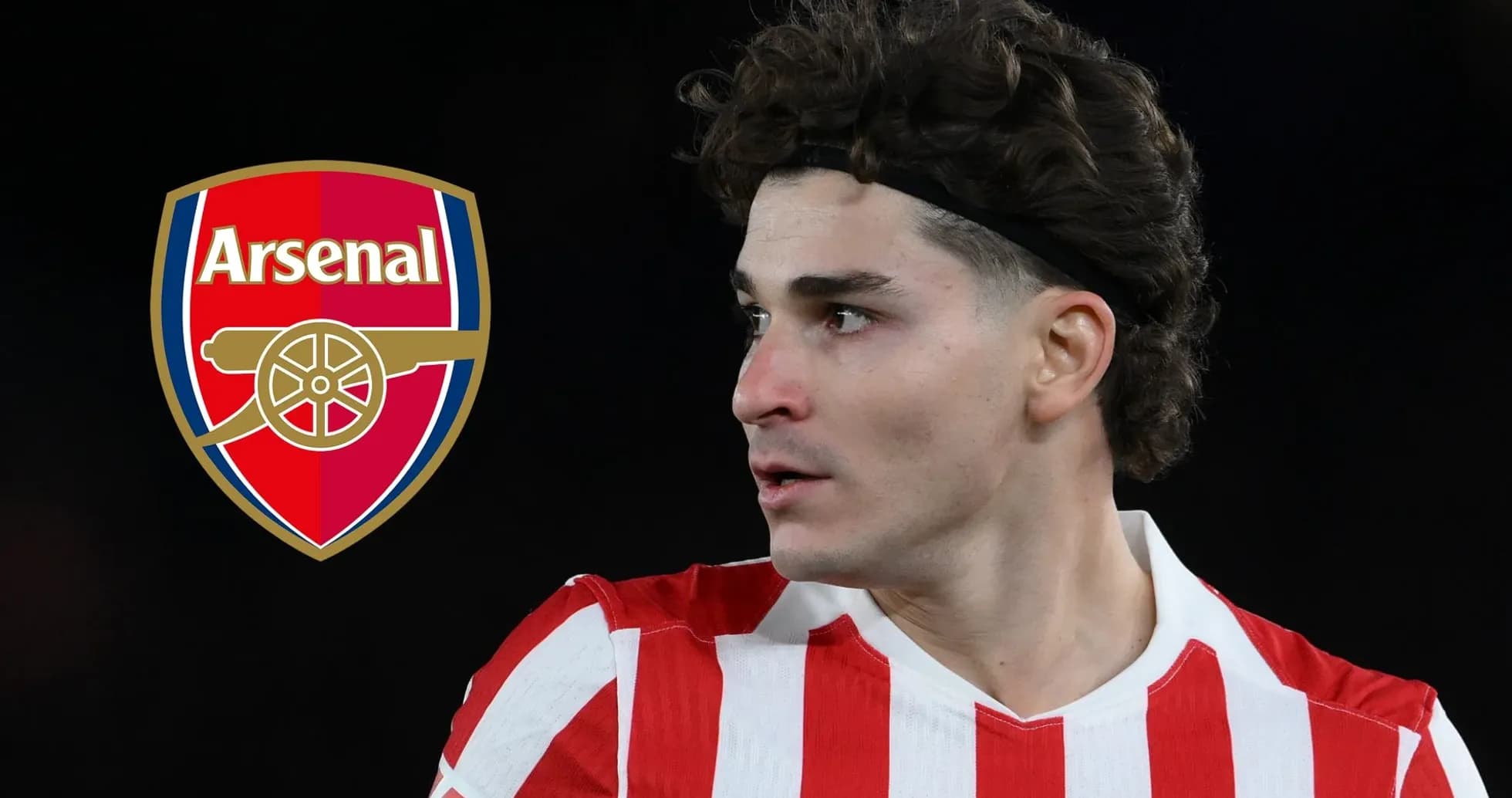 Futbolchi Arsenal logosi bilan qizil va oq formada Futbolchi Arsenal logosi bilan qizil va oq formada