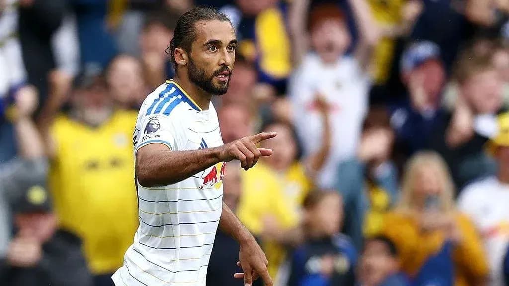 Futbolchi gol urganidan keyin muxlislarga ishora qilmoqda Futbolchi gol urganidan keyin muxlislarga ishora qilmoqda