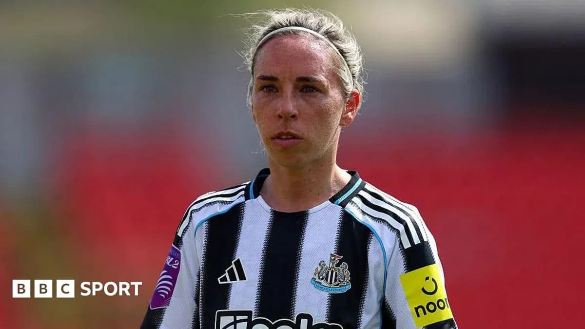 Futbolchi Newcastle formasi bilan maydonda turibdi Futbolchi Newcastle formasi bilan maydonda turibdi