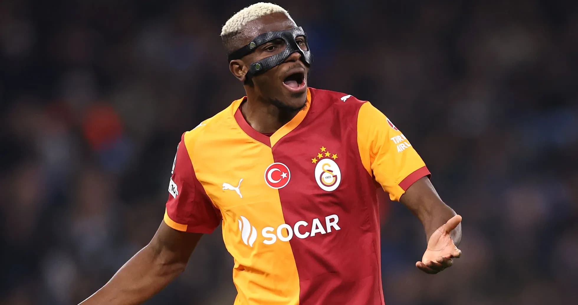 Futbolchi Galatasaray formasida qichqirayotgan Futbolchi Galatasaray formasida qichqirayotgan