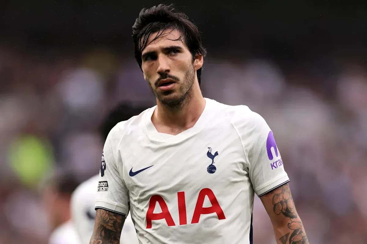Futbolchi Tottenham formasi bilan maydonda Futbolchi Tottenham formasi bilan maydonda