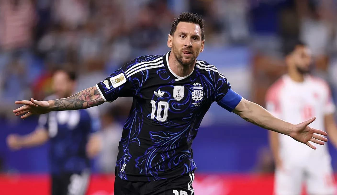 Futbolchi Lionel Messi gol urishdan keyin nishonlamoqda Futbolchi Lionel Messi gol urishdan keyin nishonlamoqda
