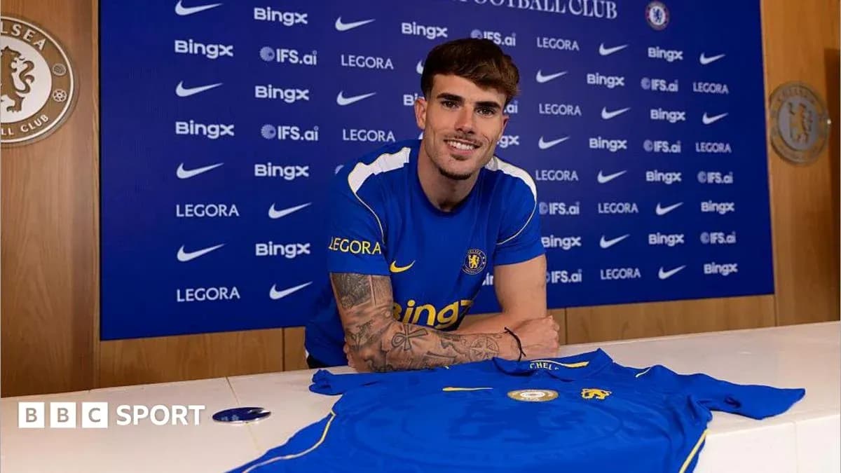 Futbolchi yangi forma bilan intervyu berayotgan Futbolchi yangi forma bilan intervyu berayotgan
