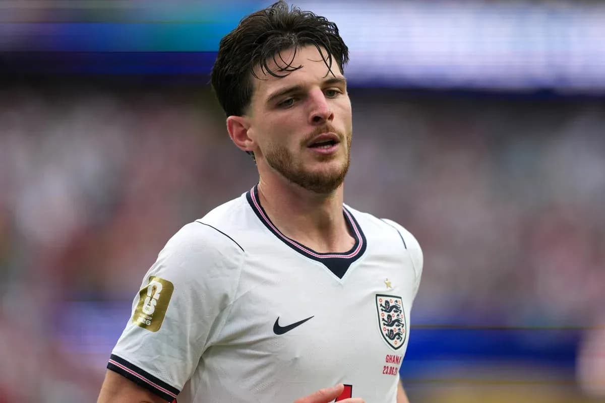 Futbolchi England formasida maydonda yurmoqda Futbolchi England formasida maydonda yurmoqda