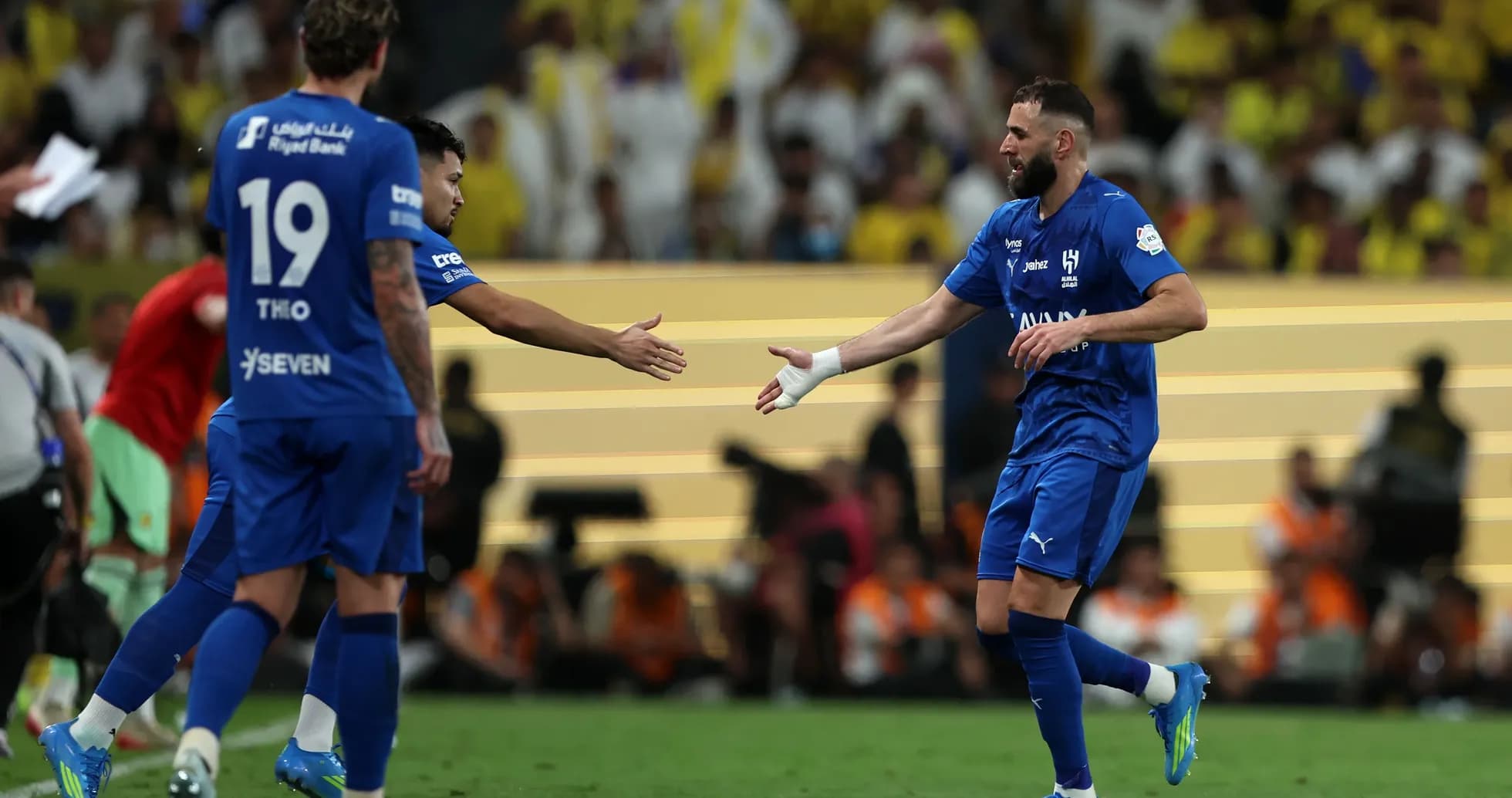 Futbolchilar bir-biriga qo'l berishmoqda Futbolchilar bir-biriga qo'l berishmoqda