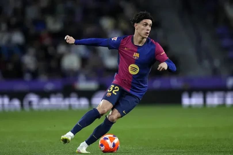 Futbolchi Barcelona formasida to'pni quchoqda ushlamoqda Futbolchi Barcelona formasida to'pni quchoqda ushlamoqda